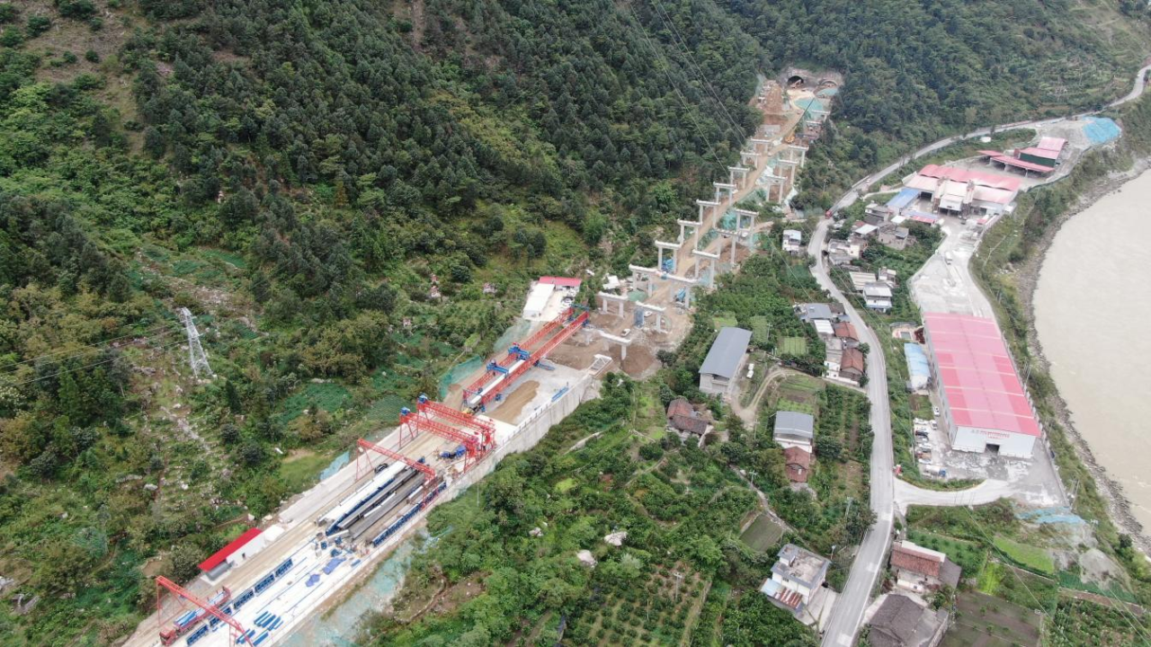 瀘石高速首榀T梁架設成功