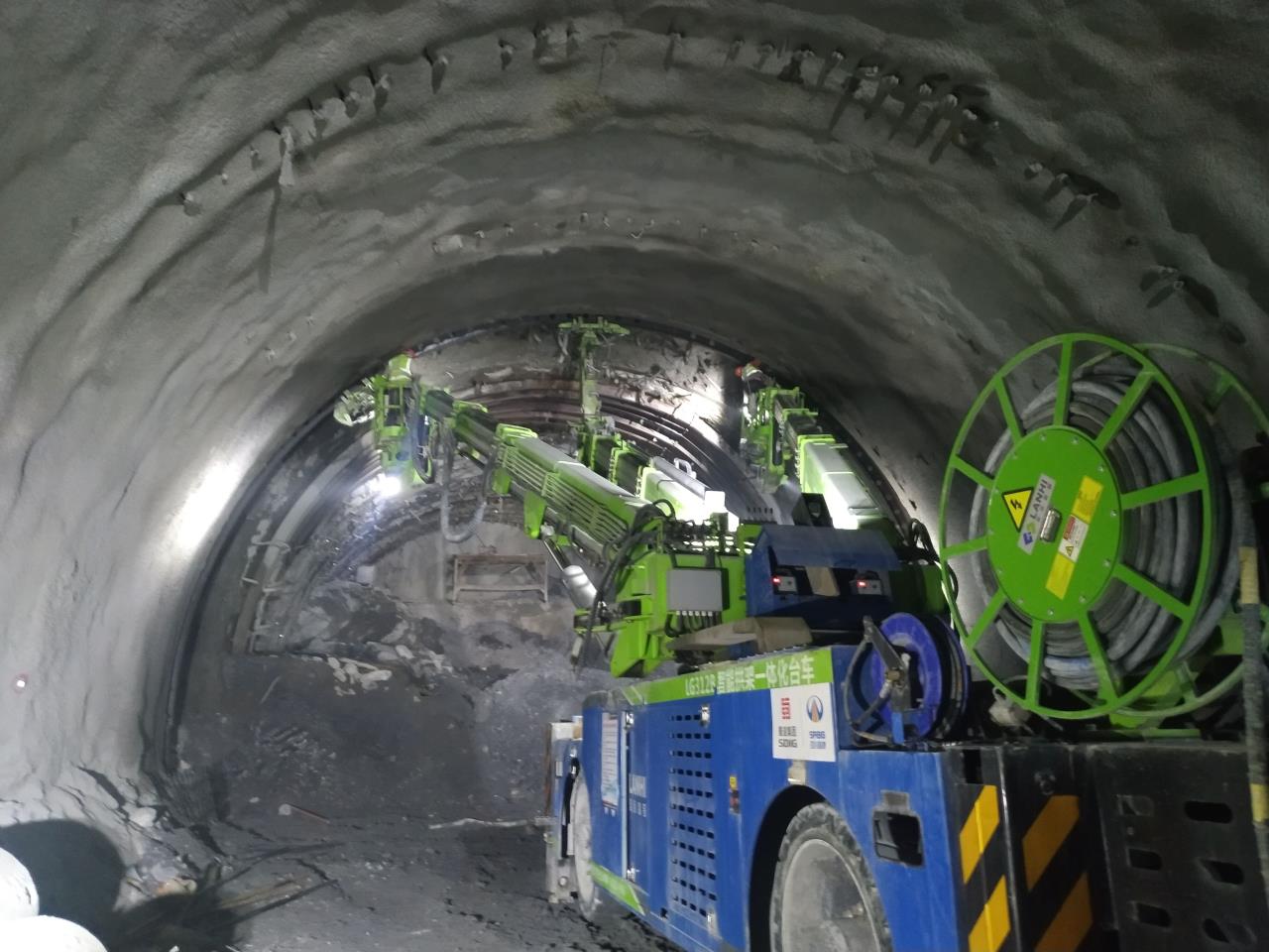 多功能鉆機、智能拱架一體化臺車施工.jpg