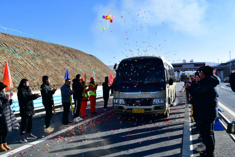 交建集團(tuán)高路建筑公司承建的G0615線久治(川青界) 至馬爾康段高速公路阿壩縣50公里房建工程阿壩收費(fèi)站通車