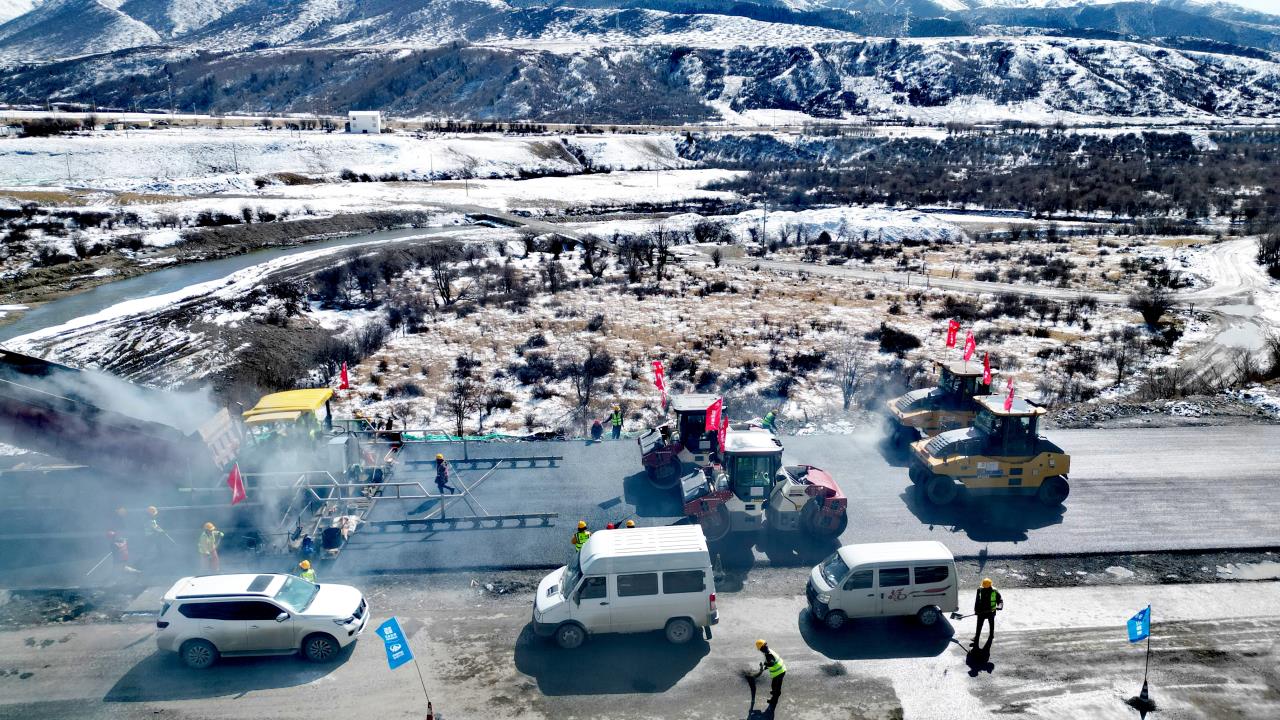 交建集團(tuán)久馬高速LM3-1項目部率先開展久馬高速路面工程施工