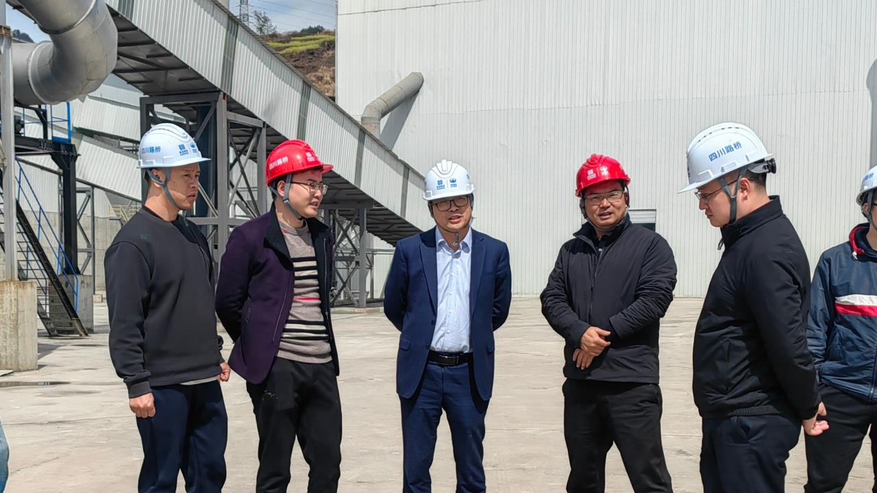 蜀道集團(tuán)土礦部部長喬勝俊一行赴交建材料公司青川縣建峰灰?guī)r礦項目部調(diào)研