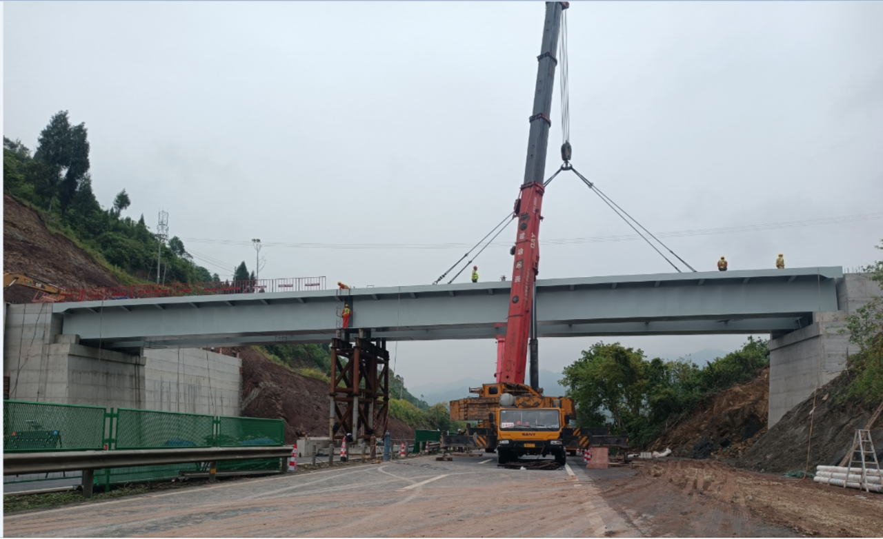 達(dá)渝路高竹互通立交及連接線工程 茶園村天橋鋼箱梁吊裝正式完成