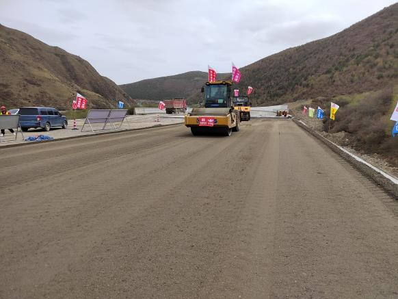 交建路面公司兩項科研課題成功落地，助力久馬高速試驗段高質(zhì)量攤鋪