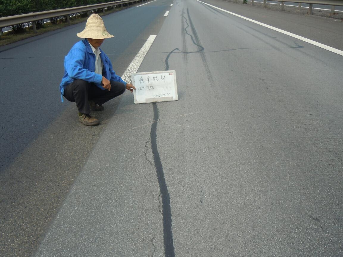 遂渝高速公路路面抗滑性能專項(xiàng)整治工程路面病害挖補(bǔ)及罩面完工