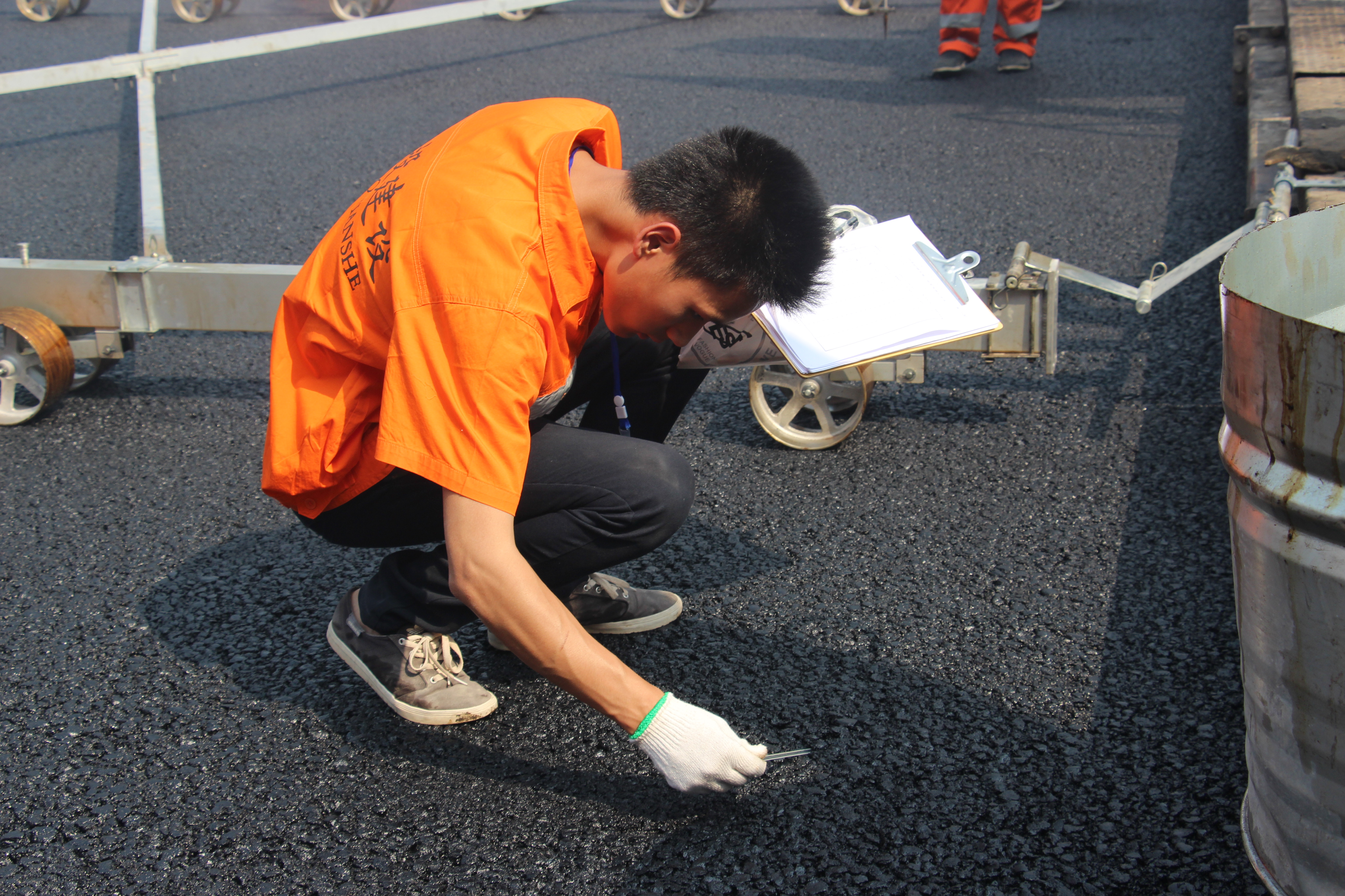 公司遂廣高速SG1-LM1項(xiàng)目成功鋪筑瀝青砼下面層試驗(yàn)路段