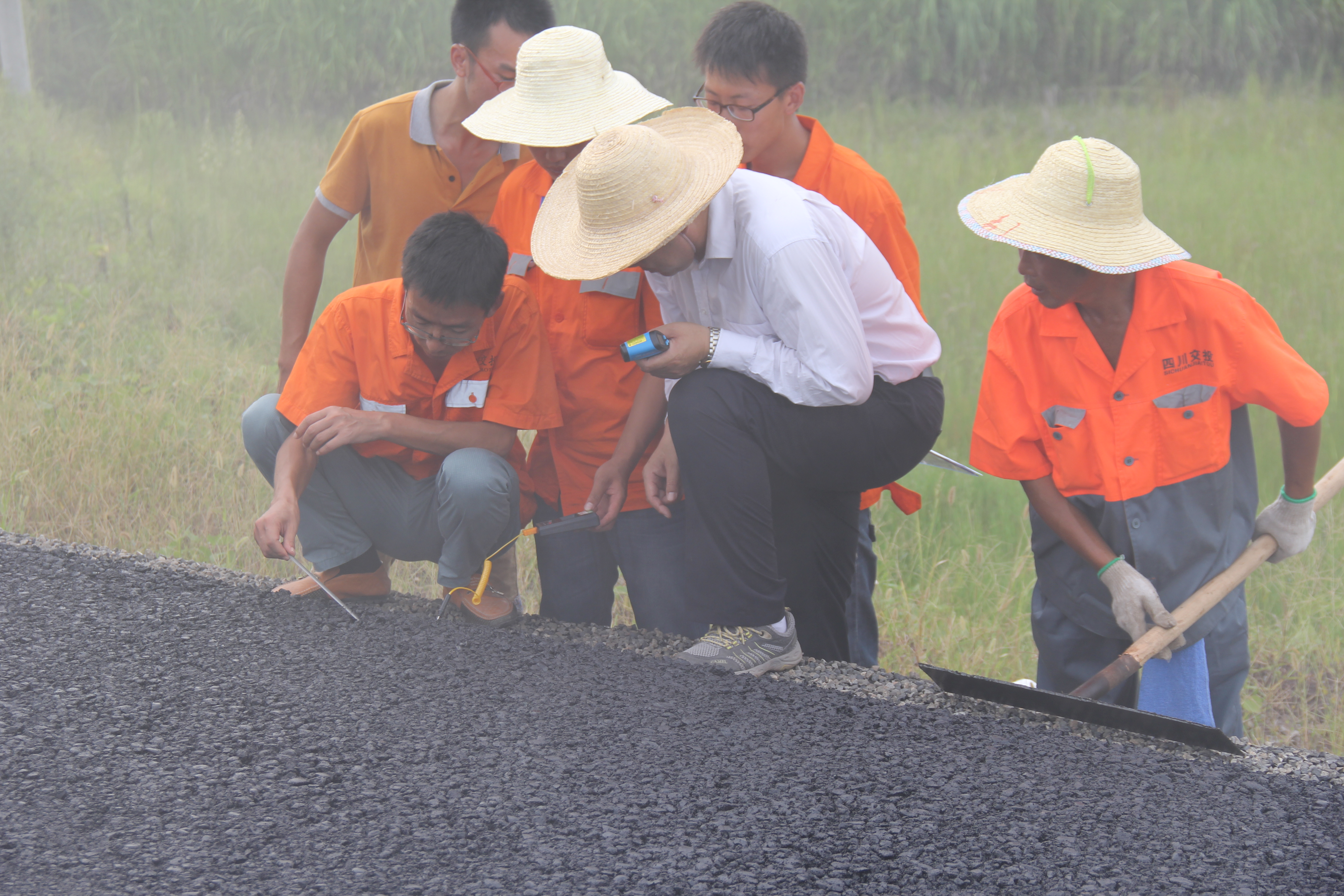 遂廣高速SG1-LM2項目完成油面下面層試驗路鋪筑