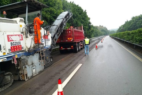 公司養(yǎng)護分公司對隆納、內(nèi)宜水高速公路路面養(yǎng)護工程正式啟動