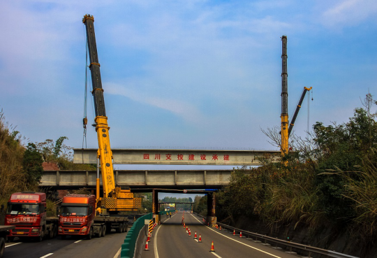 資陽市城南大道成渝高速公路接口工程40mT梁吊裝成功
