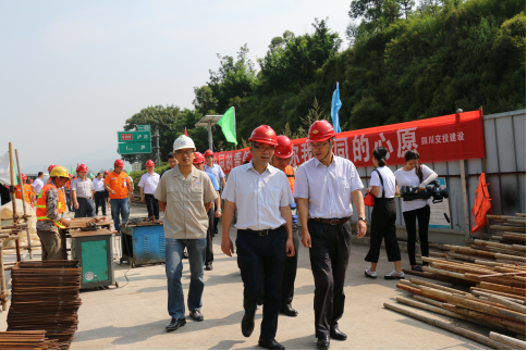 全國人大重點督辦建設工作調(diào)研組一行赴公司瀘黃路改擴建項目調(diào)研指導工作