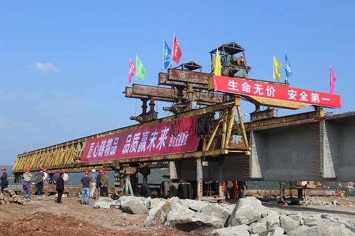 巴中機(jī)場(chǎng)快速路三叉溝大橋首片T梁架設(shè)成功