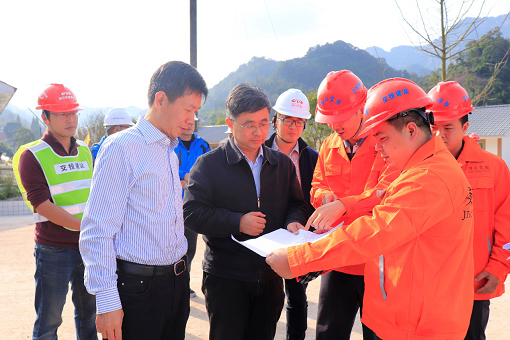 集團(tuán)公司董事黃斌一行赴公司路面分公司承建仁沐公路LJ22標(biāo)段施工現(xiàn)場(chǎng)調(diào)研指導(dǎo)工作