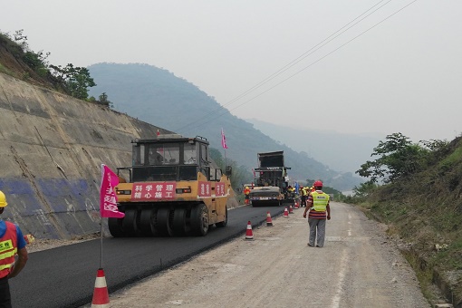 向家壩、溪洛渡項(xiàng)目屏山S307省道下面層試驗(yàn)路成功鋪筑