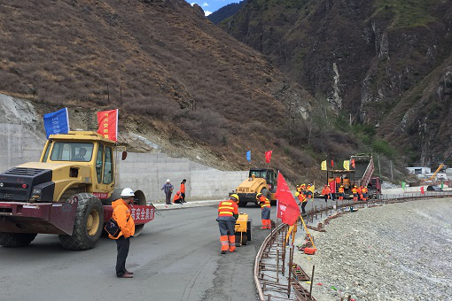 雅康高速LM3合同段順利完成墊層、底基層試驗路鋪筑