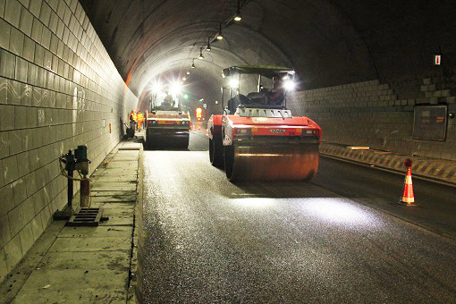 雅西高速泥巴山隧道左洞水泥砼路面改造工程正式開(kāi)工