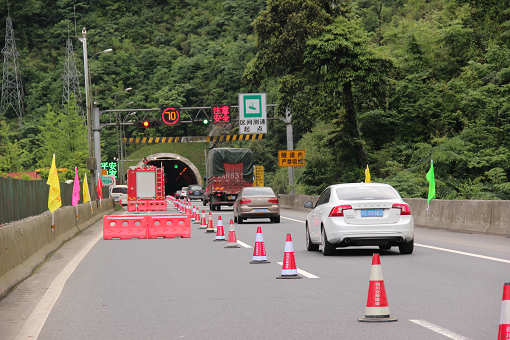 雅西高速公路泥巴山隧道水泥砼路面改造工程正式開工