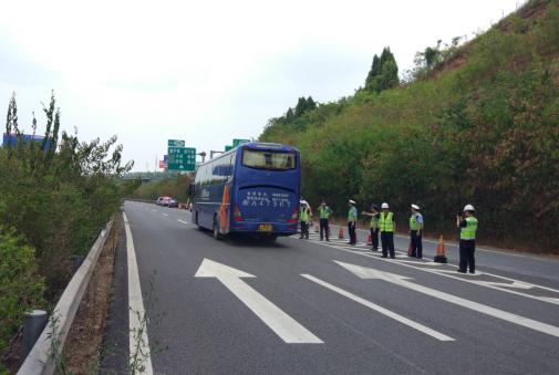由公司路面分公司承建的G42成南高速公路桂花互通2號匝道橋搶險工程順利完工